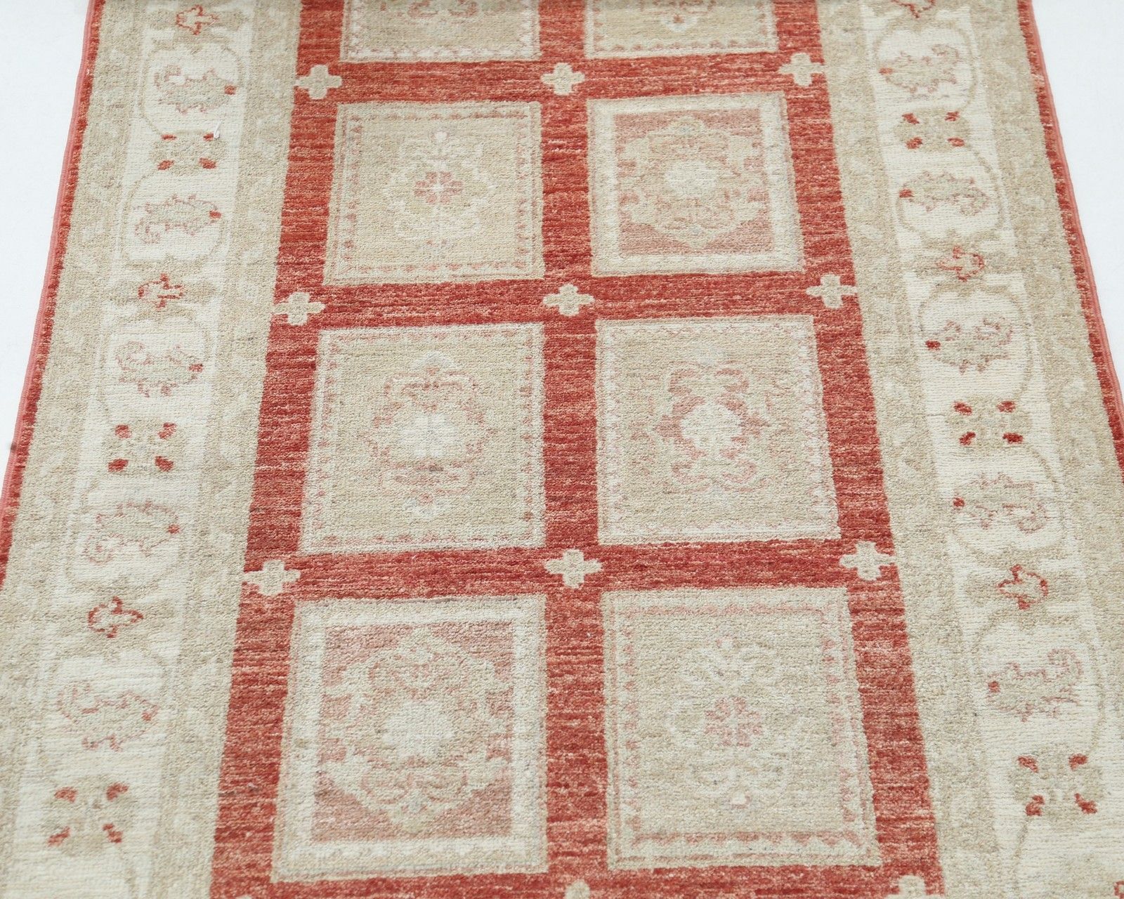 2,6 x 8 ft handgeknoopt wollen loperkleed in rood en ivoor. Geometrisch gangkleed photo 1026.0