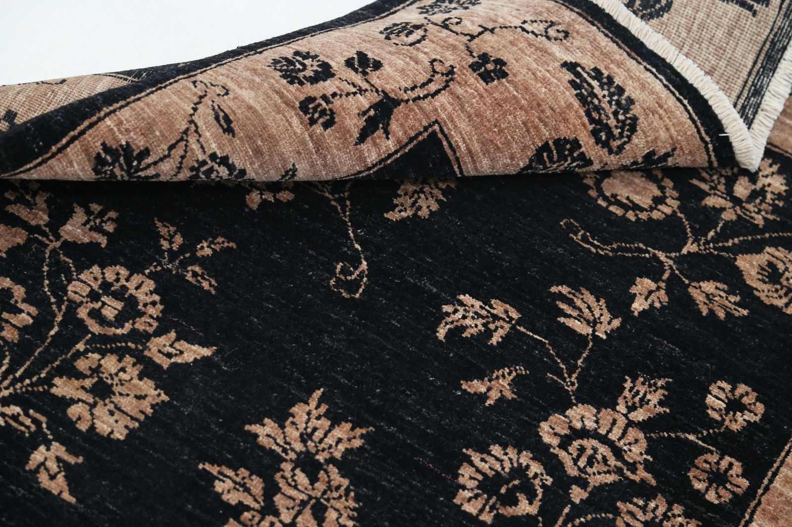 Tapis d'appoint noué à la main, noir et rose poudré, 97 x 150 cm. Tapis Oushak à motifs floraux photo Textiles