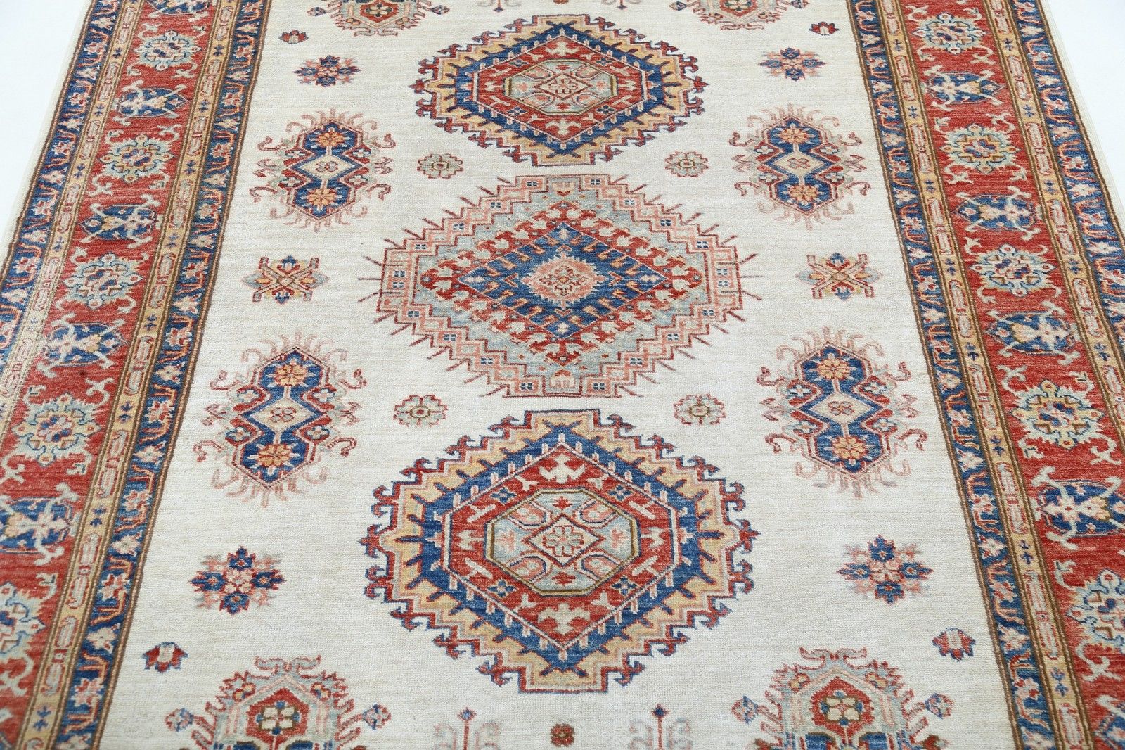 5,4x7,7 ft handgeknoopt vloerkleed in rood, ivoor en marineblauw met geometrisch dessin photo 2002.0