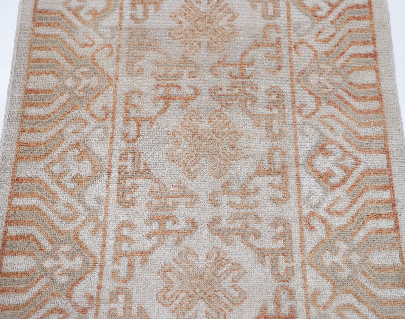 Tapis d'appoint noué à la main, ivoire et corail, motif géométrique, 0,77 x 1,22 m photo for sale