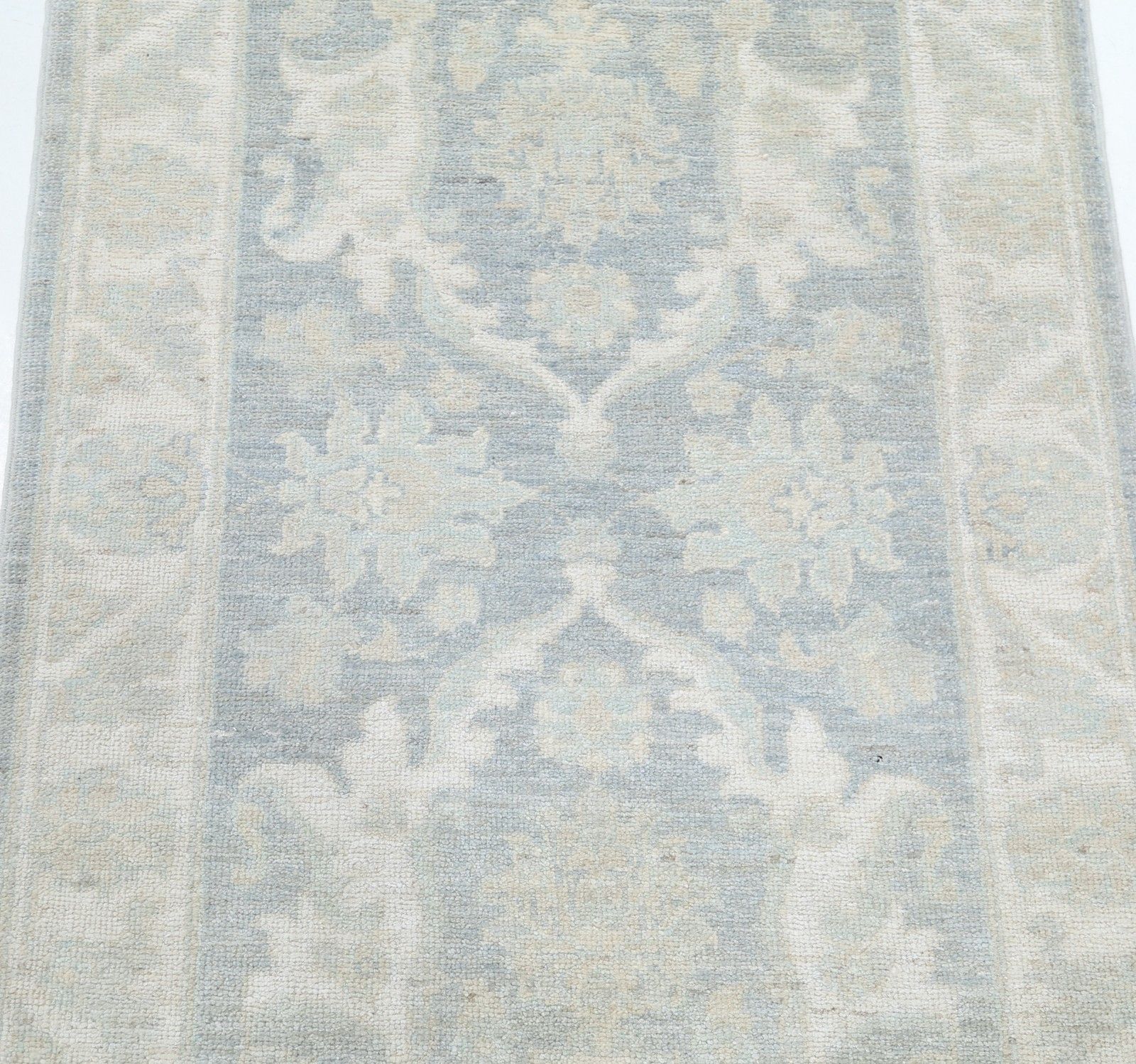 2,3x3 Ft Handgeknoopt Wollen Vloerkleed in Ivoor en Lichtblauw met Bloemmotief photo for sale