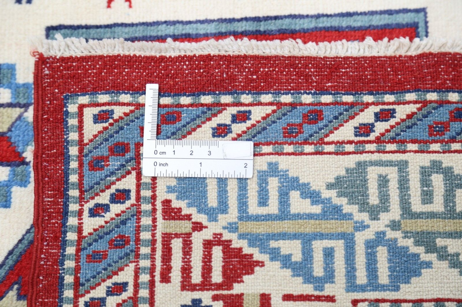 Tapis en laine noué à la main, ivoire, rouge et bleu, 92 x 155 cm. Tapis d'accent à motifs tribaux photo buy