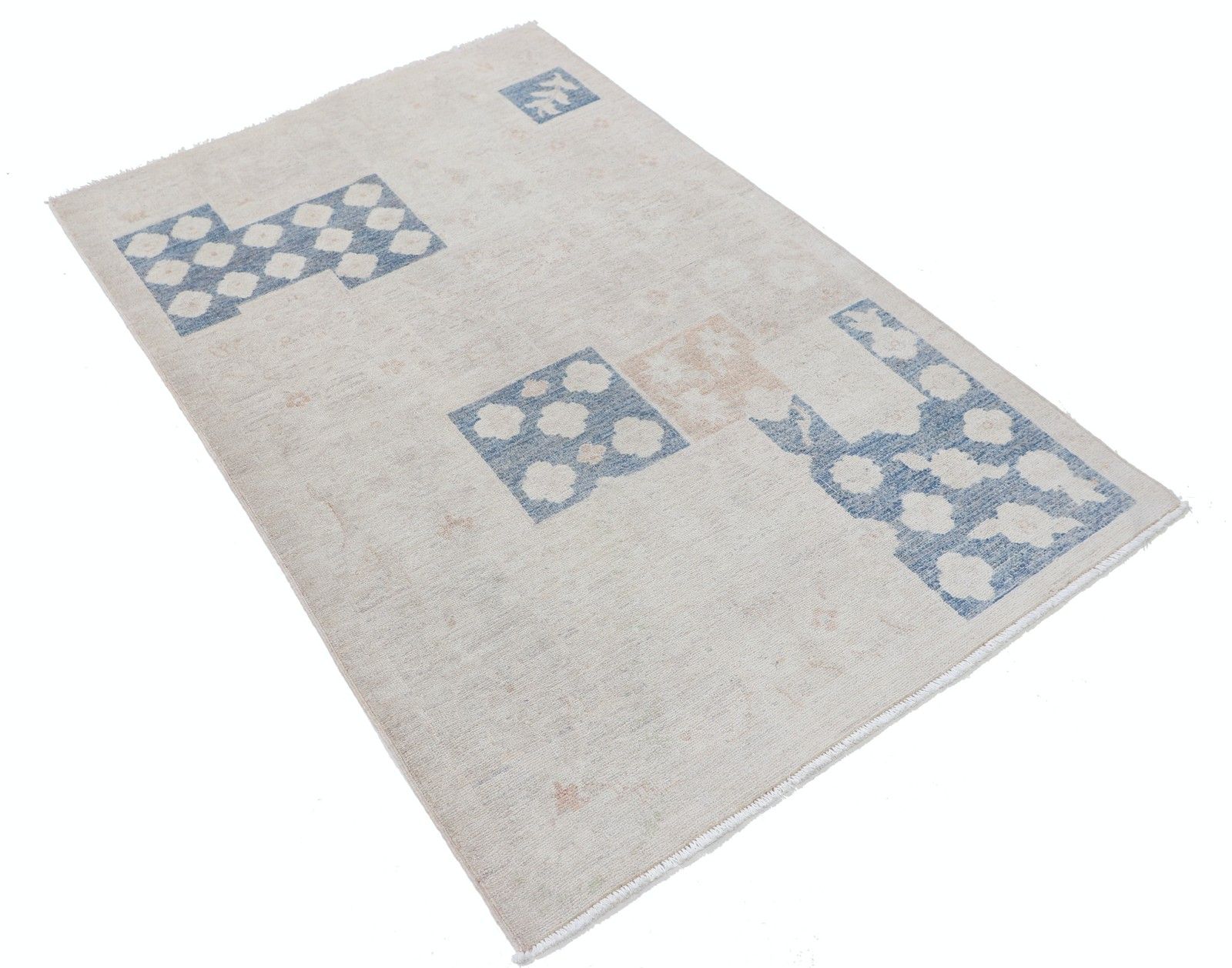 Tapis d'appoint en laine noué à la main, ivoire, bleu et rose poudré, motif géométrique, 105 x 158 cm photo furniture