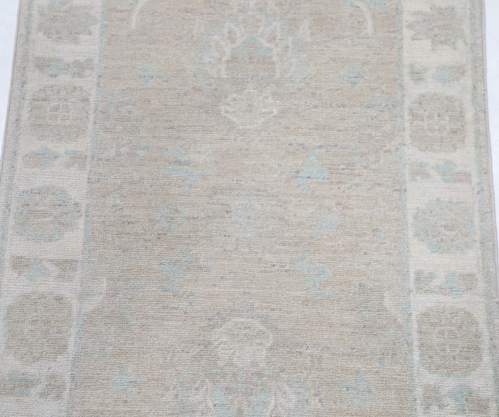 Tapis d'appoint traditionnel beige à motifs floraux, 2 x 3,2 pi. Petit tapis noué à la main. 100 % laine photo for sale