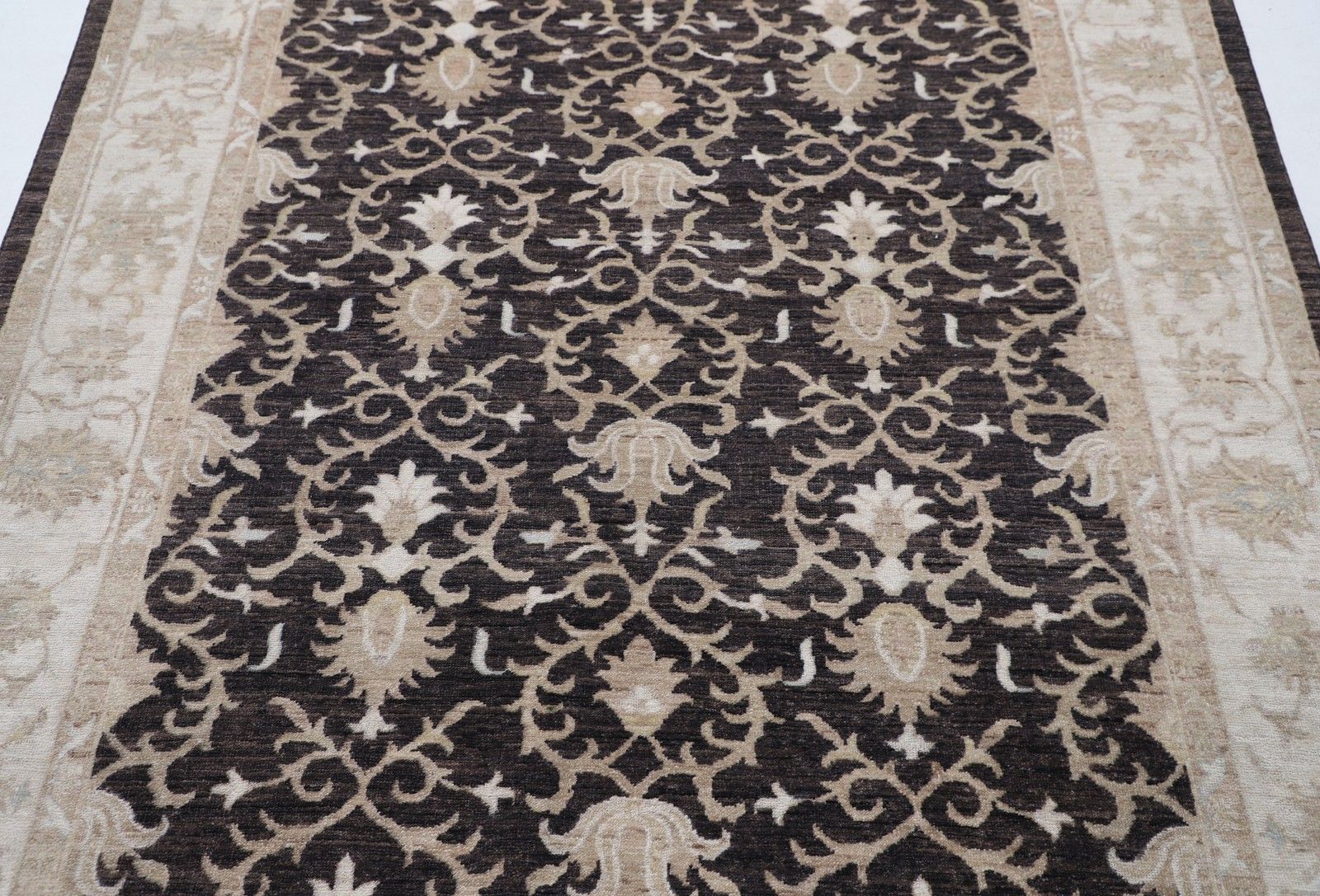 Tapis turc noué à la main, motif floral, en brun et beige, 171 x 237 cm. 100 % laine photo for sale