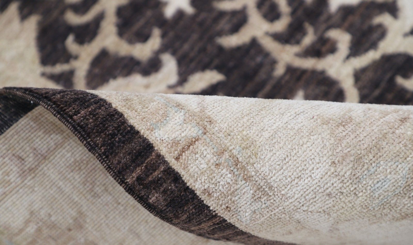 Tapis turc noué à la main, motif floral, en brun et beige, 171 x 237 cm. 100 % laine photo Textiles