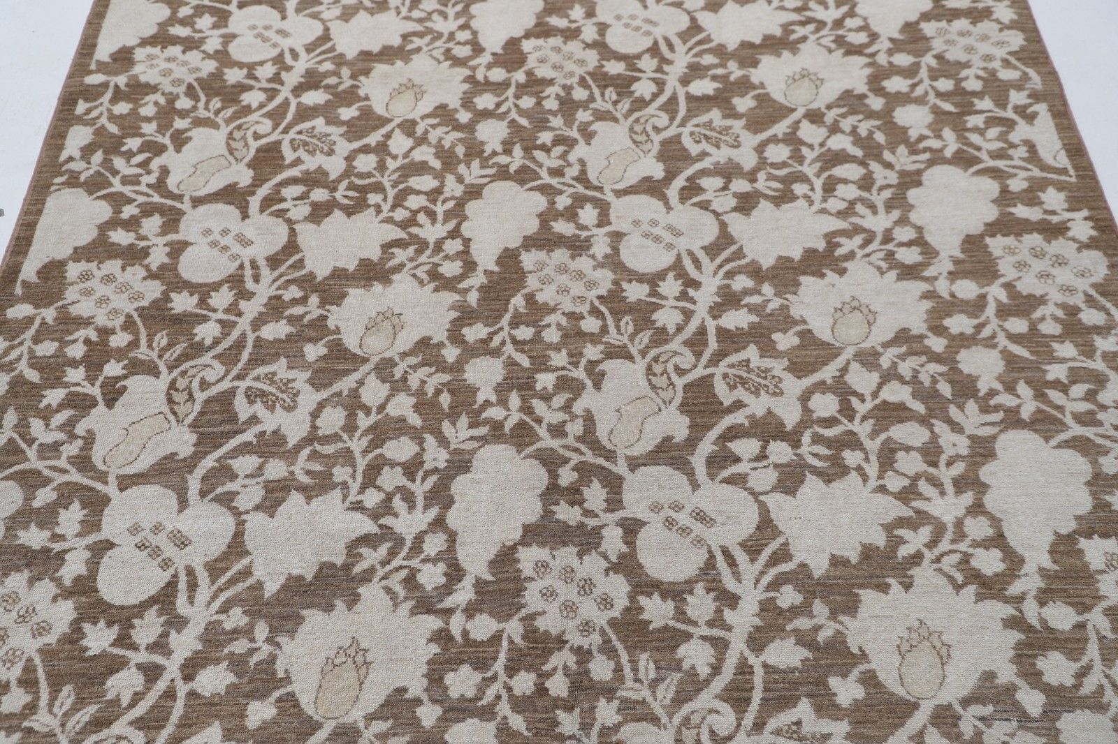 Tapis noué à la main 166 x 227 cm, motif floral sur fond brun et ivoire photo for sale