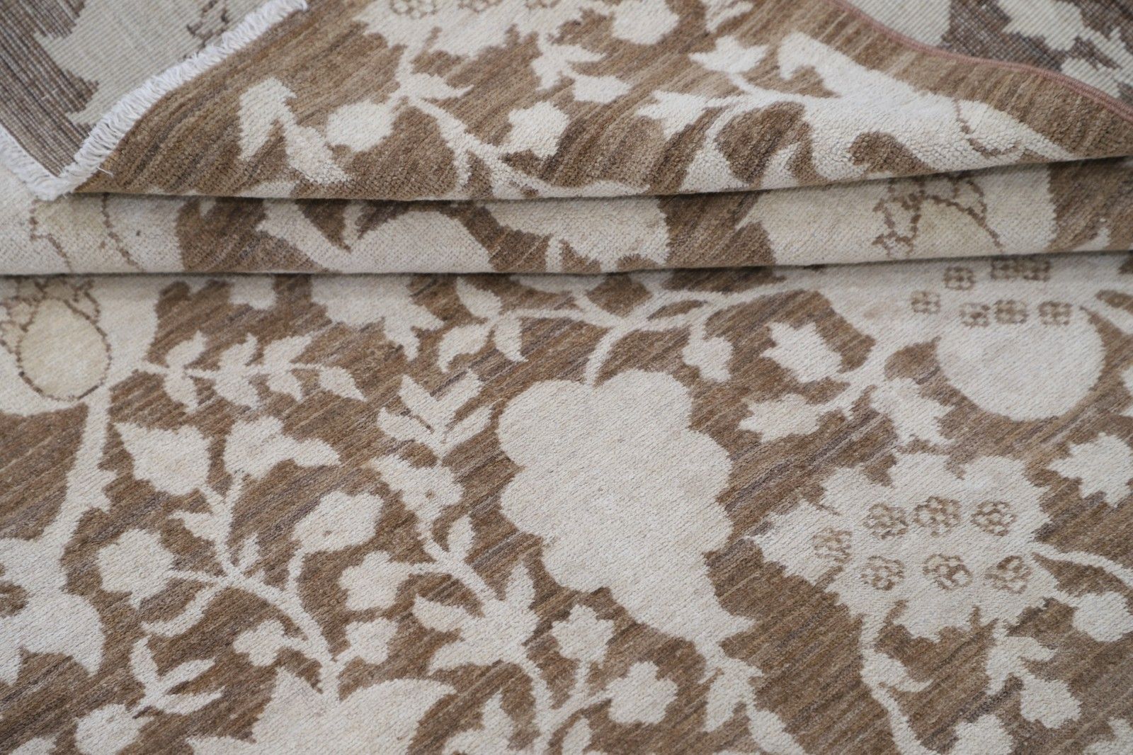 Tapis noué à la main 166 x 227 cm, motif floral sur fond brun et ivoire photo 1983.0
