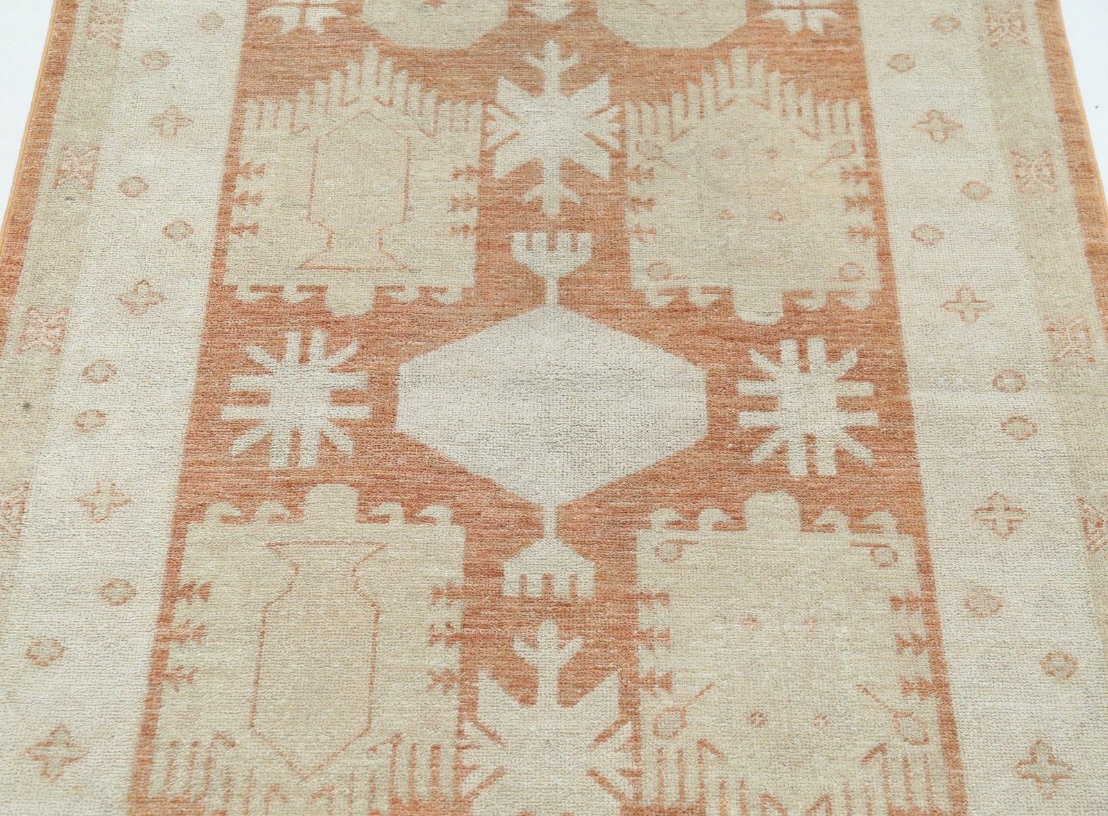 Tapis en laine noué à la main, beige et rouge, 94 x 153 cm - motifs tribaux turcs photo 772.0
