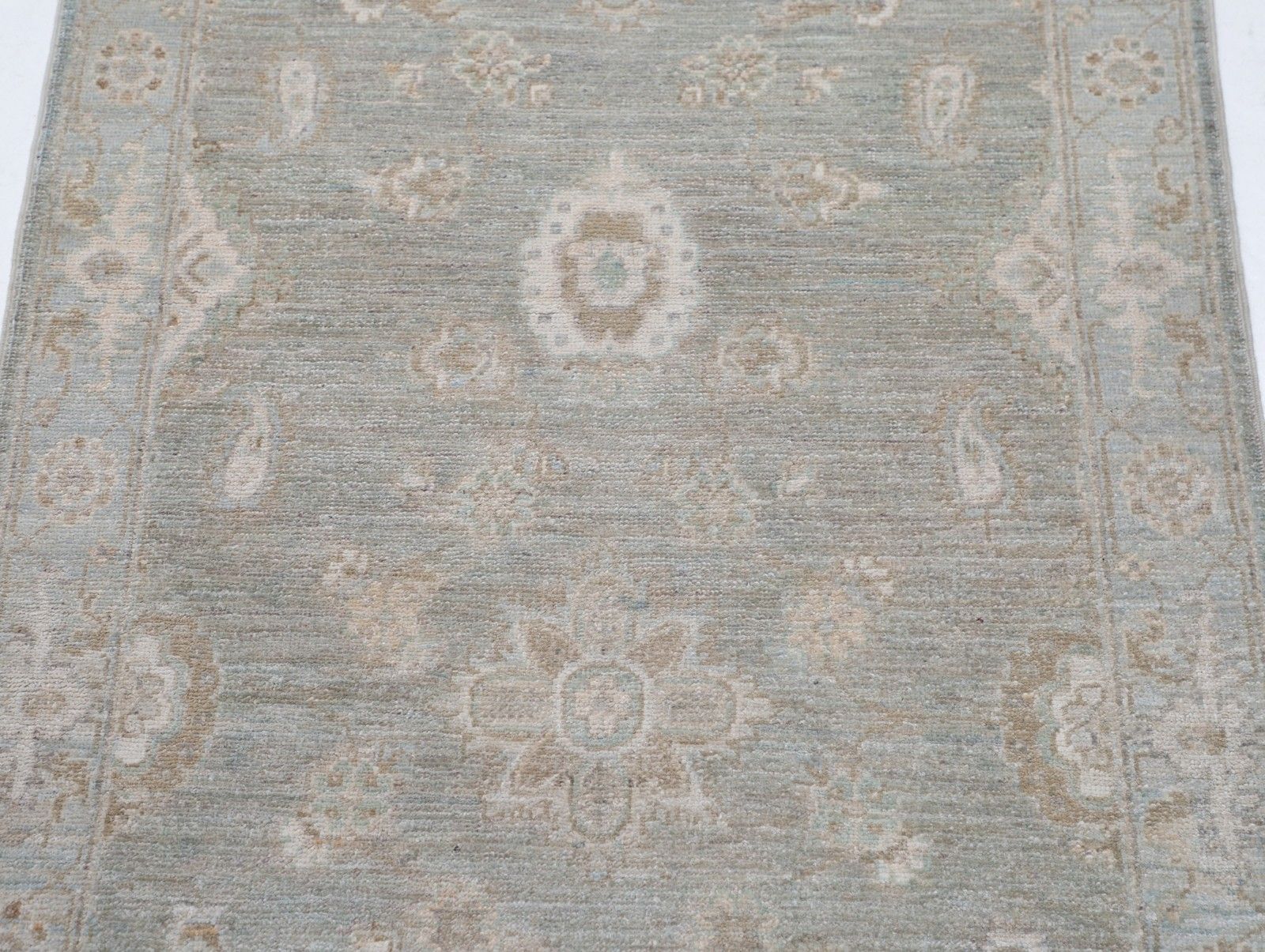 Tapis en laine noué à la main, bleu clair et ivoire, tons doux, 0,79 x 1,27 m (2,6 x 4,2 pi) photo for sale