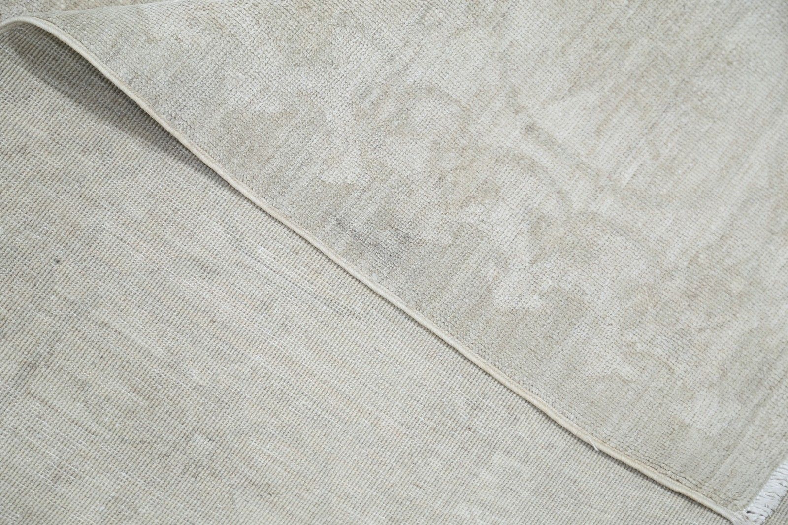 Handgeknoopt groot vloerkleed 275 x 360 cm voor de woonkamer. Beige wollen tapijt photo buy
