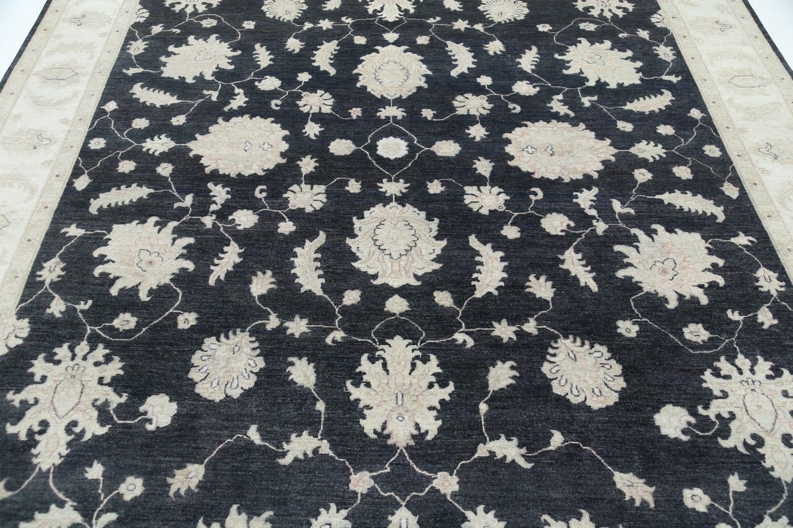 Handgeknoopt Bloemen Vloerkleed 2,49 x 2,85 m met Zwart Veld en Beige Rand photo for sale