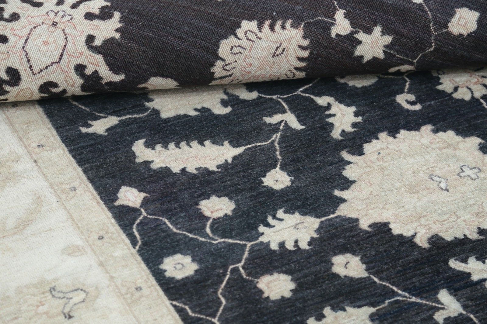 Handgeknoopt Bloemen Vloerkleed 2,49 x 2,85 m met Zwart Veld en Beige Rand photo vinterior