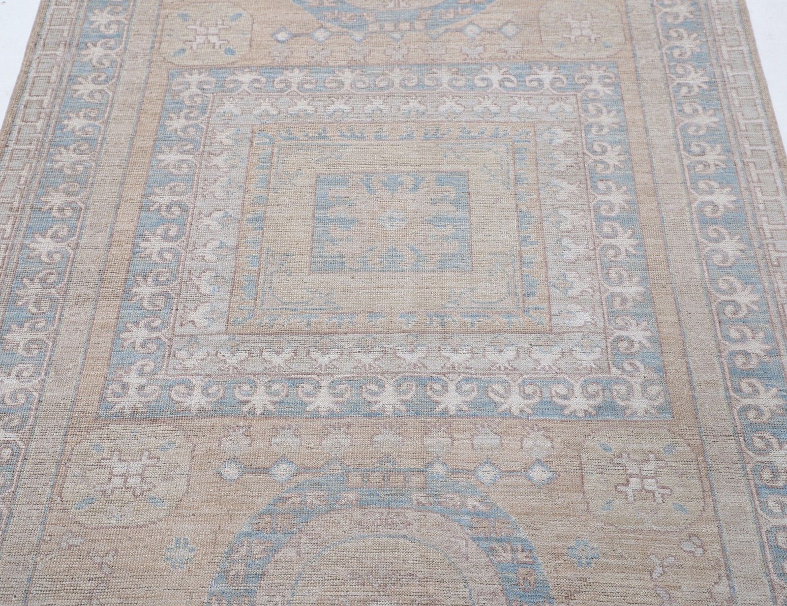 Tapis artisanal aux tons doux, 4,4 x 7 pi, pour salon, chambre et salle à manger photo for sale