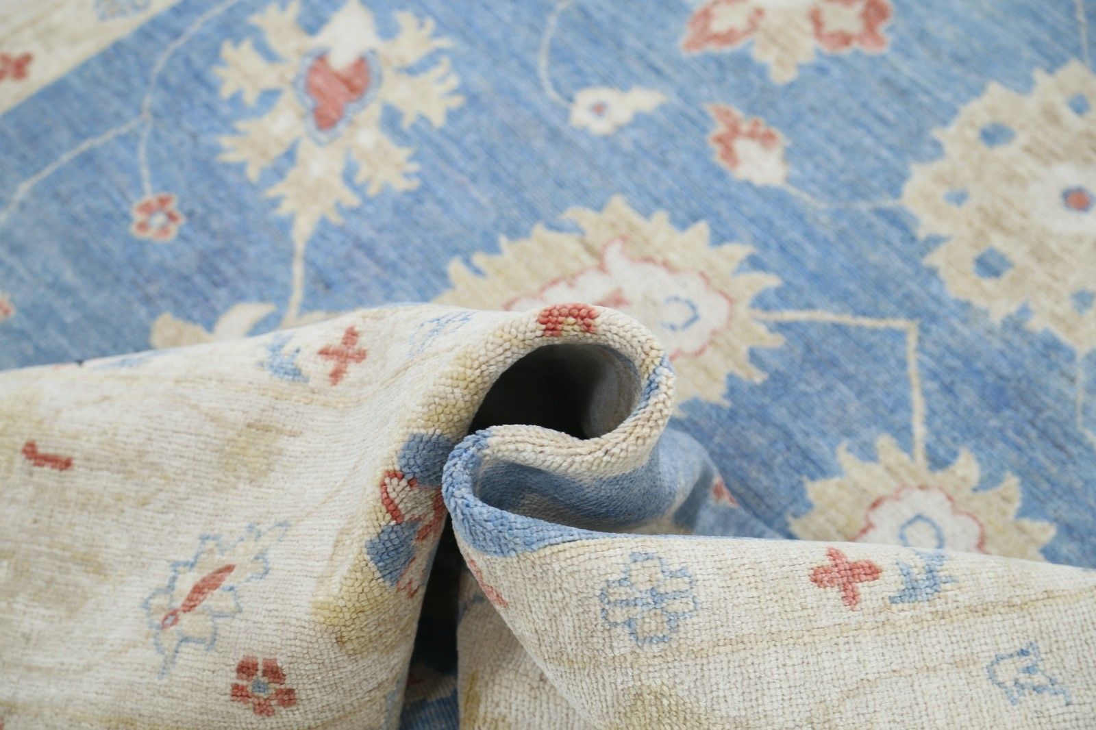 Tapis Oushak floral noué à la main, bleu et ivoire, 170 x 235 cm. 100 % laine photo vinterior