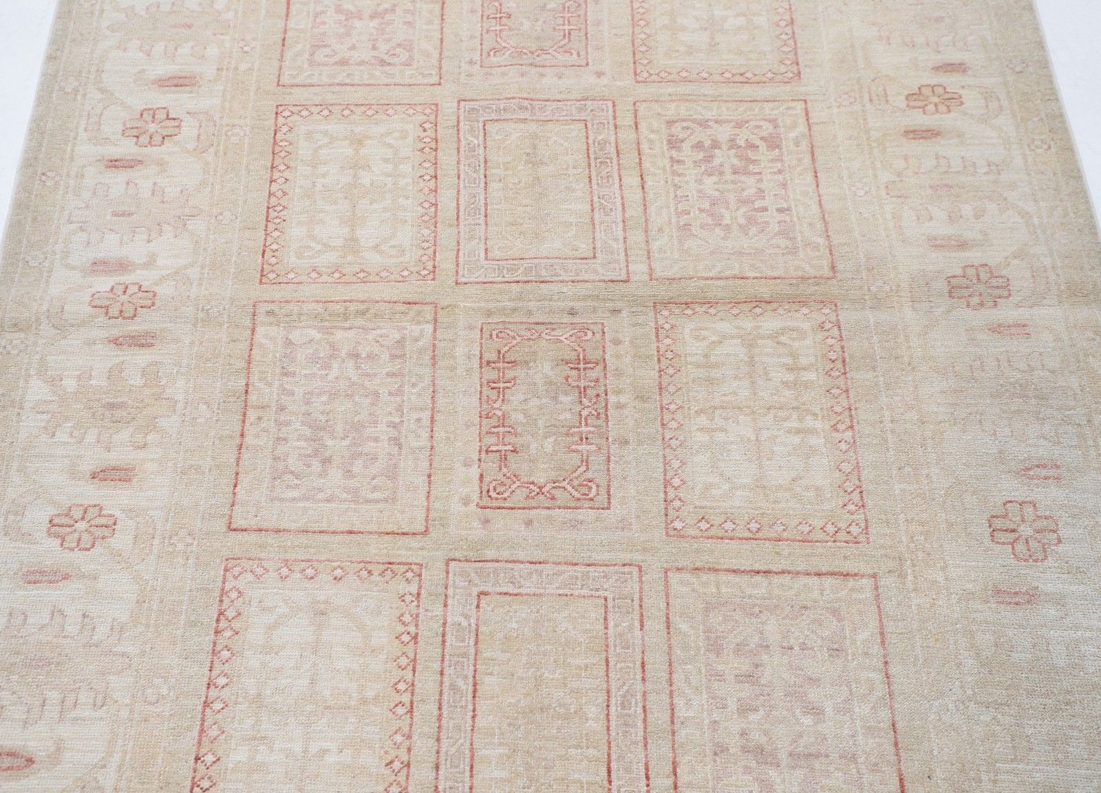 4,2 x 6,2 ft Handgeknoopt Beige, Rood Wollen Vloerkleed. Zacht Geometrisch Paneelpatroon photo for sale