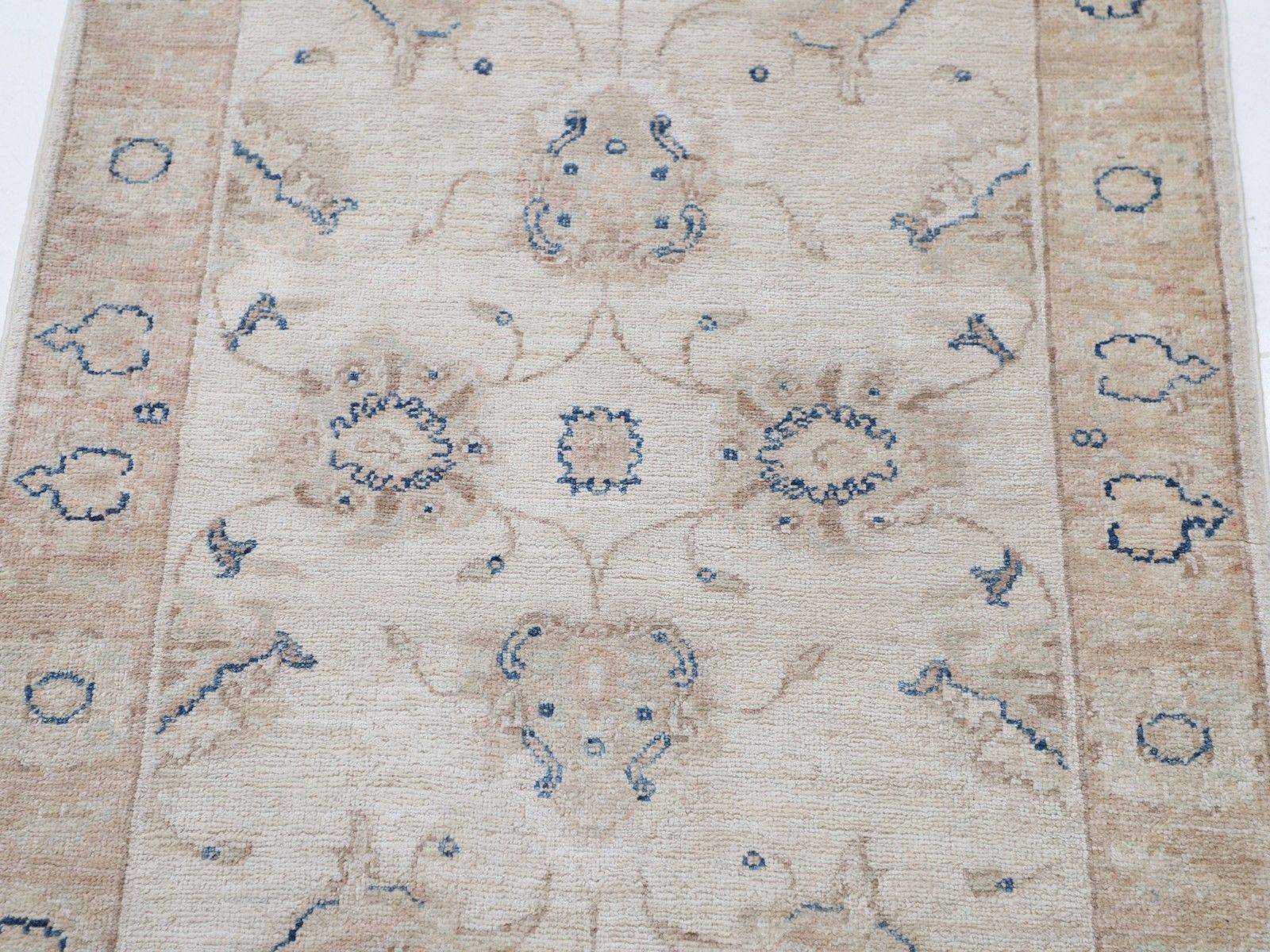 Tapis Oushak noué à la main, motif floral sur fond beige, 74 x 110 cm. 100 % laine photo for sale