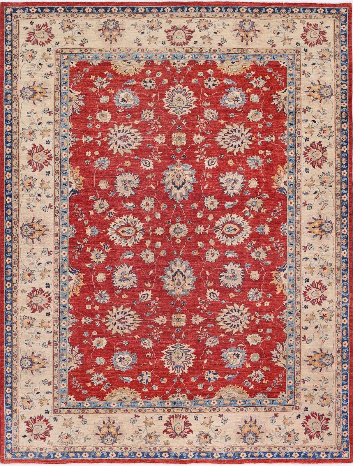 Tapis à motifs floraux noué à la main, 274 x 356 cm, fond rouge et bordure beige.