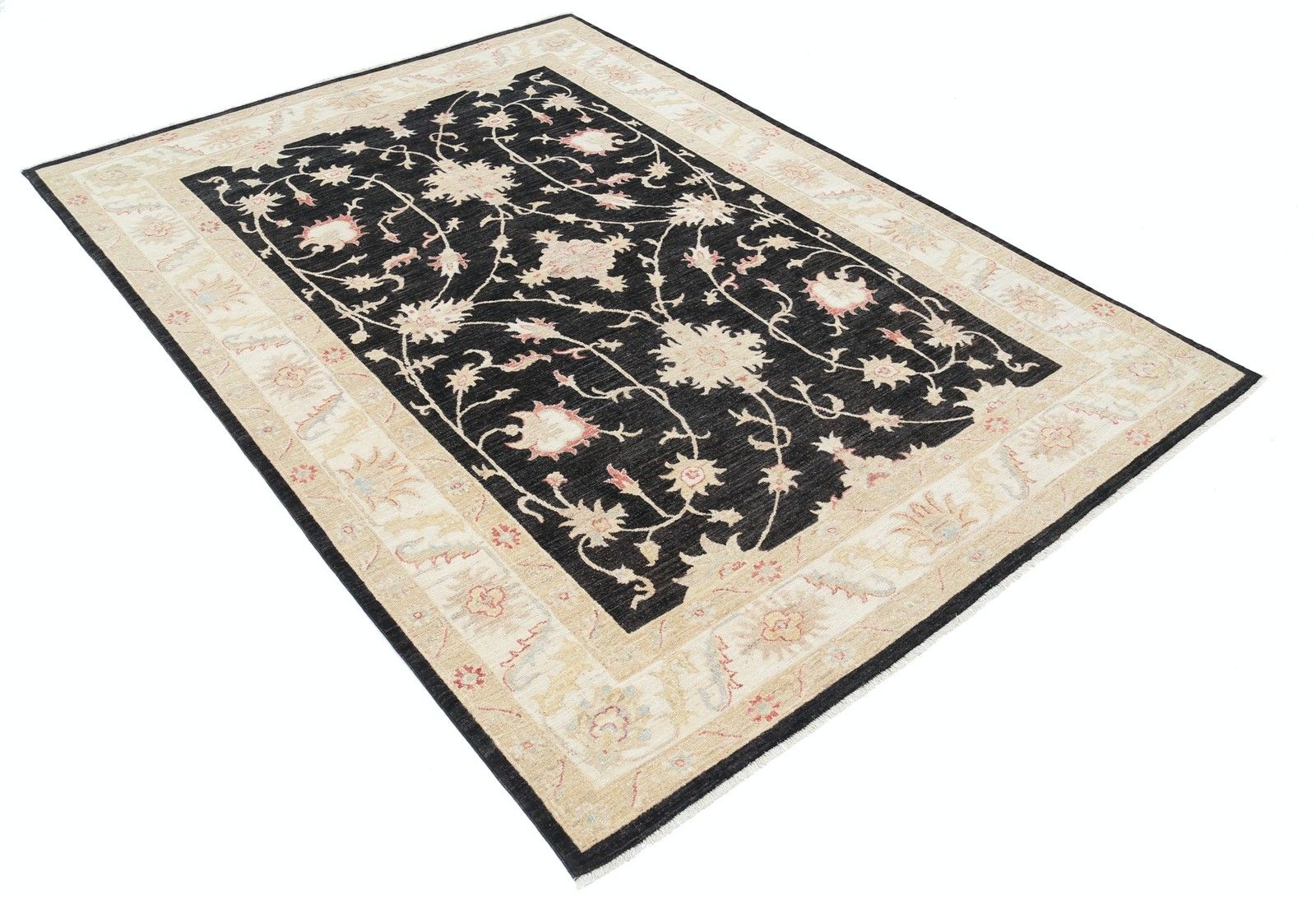 Tapis à motifs floraux noué à la main, fond noir et bordure beige, 1,70 x 2,40 m photo furniture