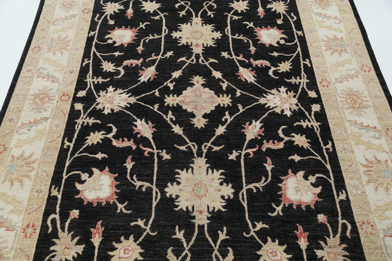 Tapis à motifs floraux noué à la main, fond noir et bordure beige, 1,70 x 2,40 m photo 2100.0