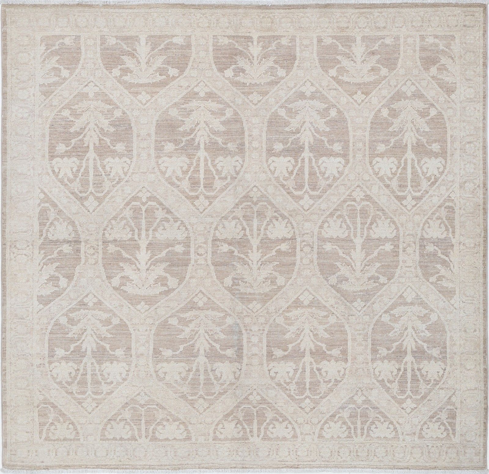 Tapis en laine beige et taupe noué à la main, 4,8 x 4,6 pi. Motif ogive en treillis
