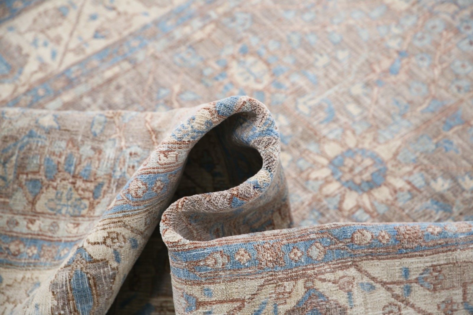 Tapis noué à la main ivoire, bleu clair et gris, 120 x 183 cm. Petit tapis à motifs floraux ornementaux photo vinterior