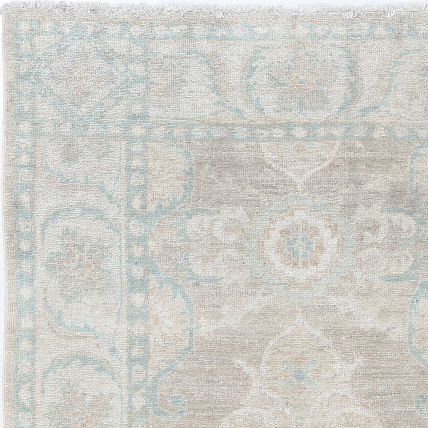 Decoratief vloerkleed 90 x 150 cm voor slaapkamer. Handgeknoopt Turks wollen vloerkleed photo vinterior