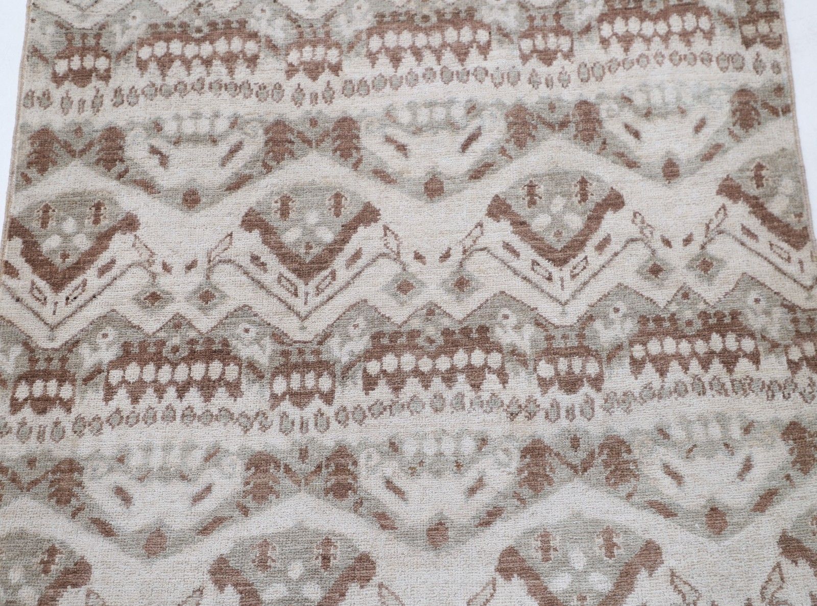 3x3,3 ft handgeknoopt wollen vloerkleed in ivoor en bruin. Accent rug met geometrisch dessin photo for sale