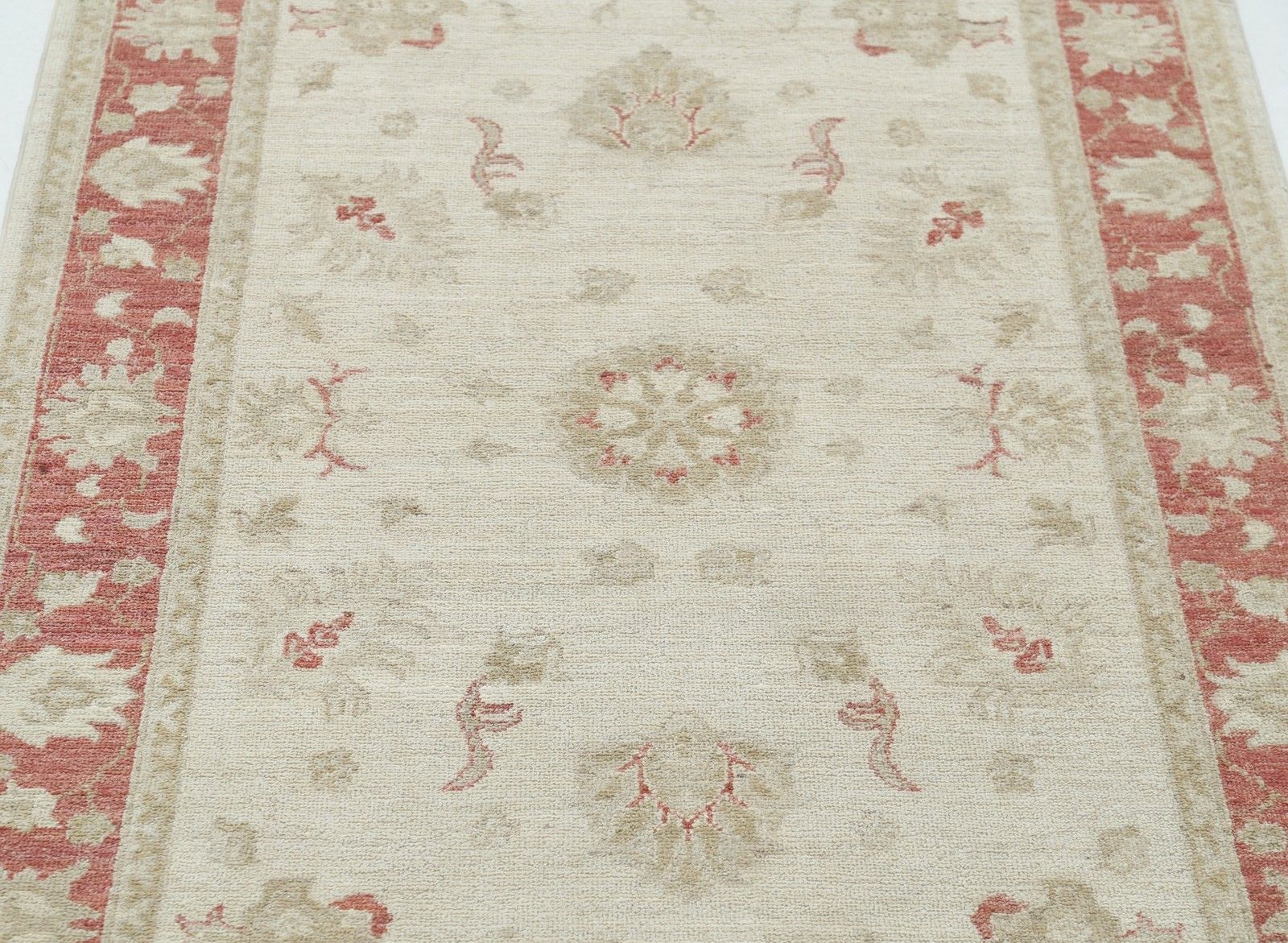 Tapis d'appoint Oushak floral noué à la main, champ beige et bordure rouge, 1,02 x 1,48 m photo 810.0