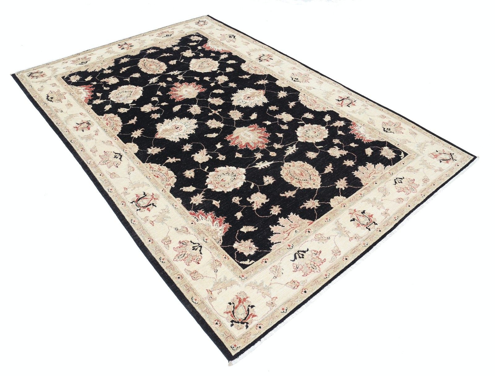 Tapis à motifs floraux noué à la main, fond noir et bordure beige, 170 x 240 cm photo furniture