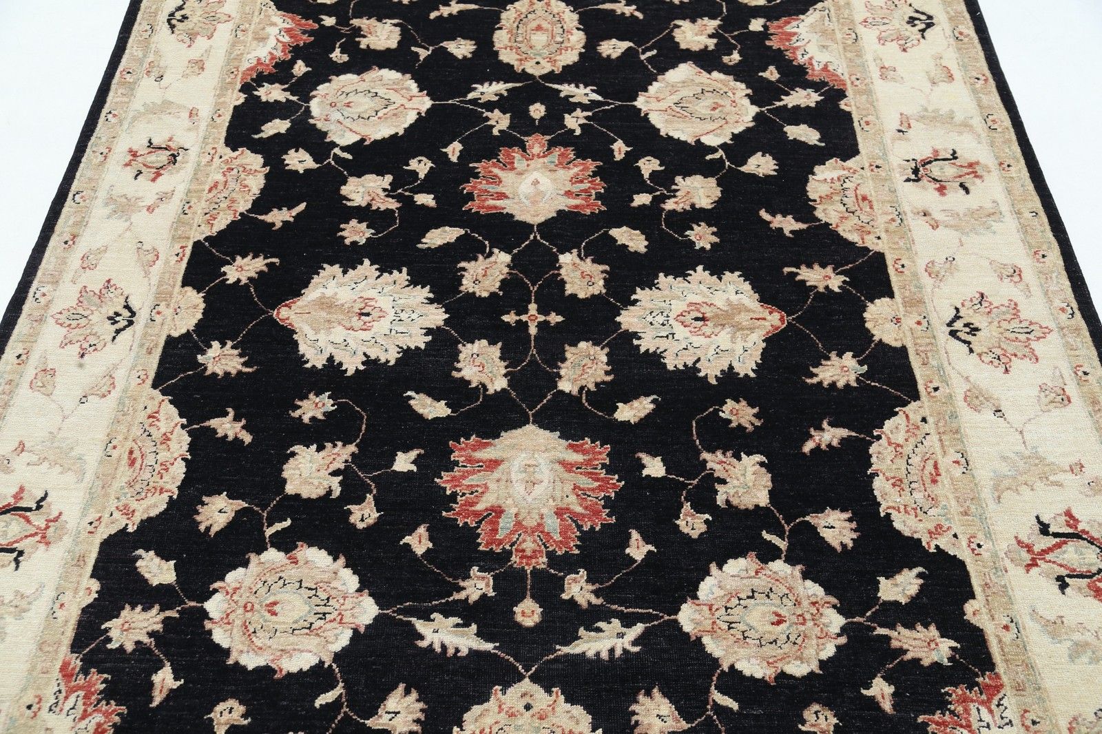 Tapis à motifs floraux noué à la main, fond noir et bordure beige, 170 x 240 cm photo 2120.0