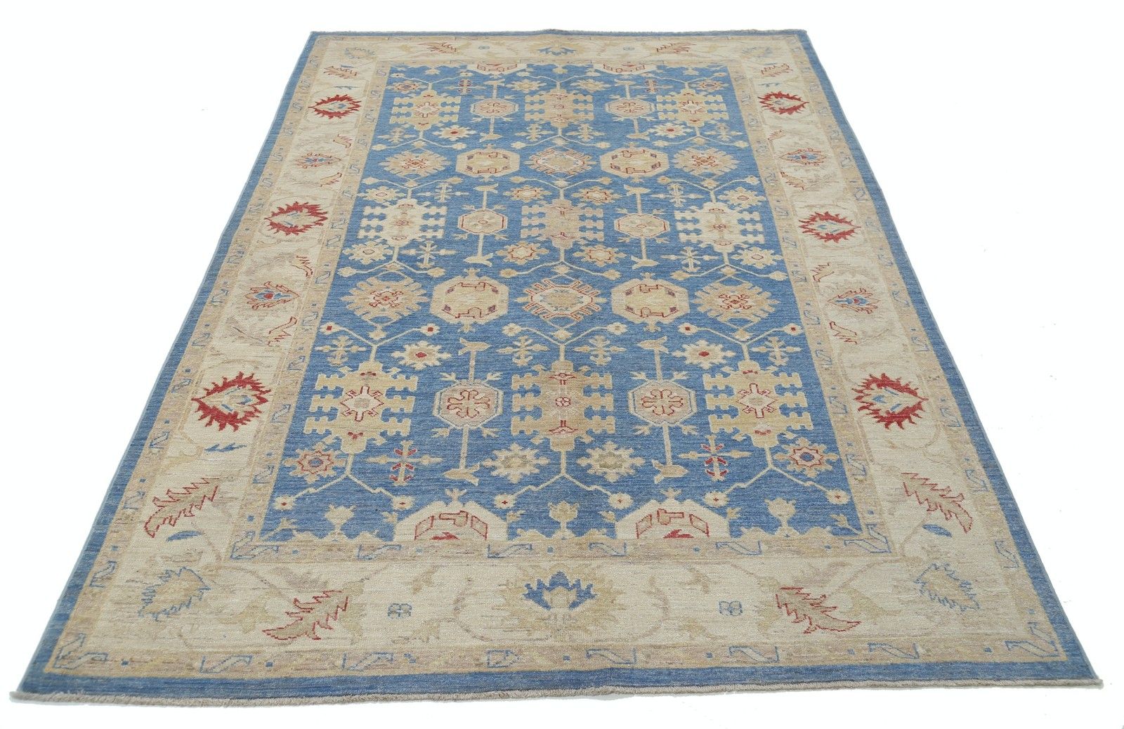 Tapis Oushak floral noué à la main en bleu et beige, 166 x 237 cm. 100 % laine photo Textiles