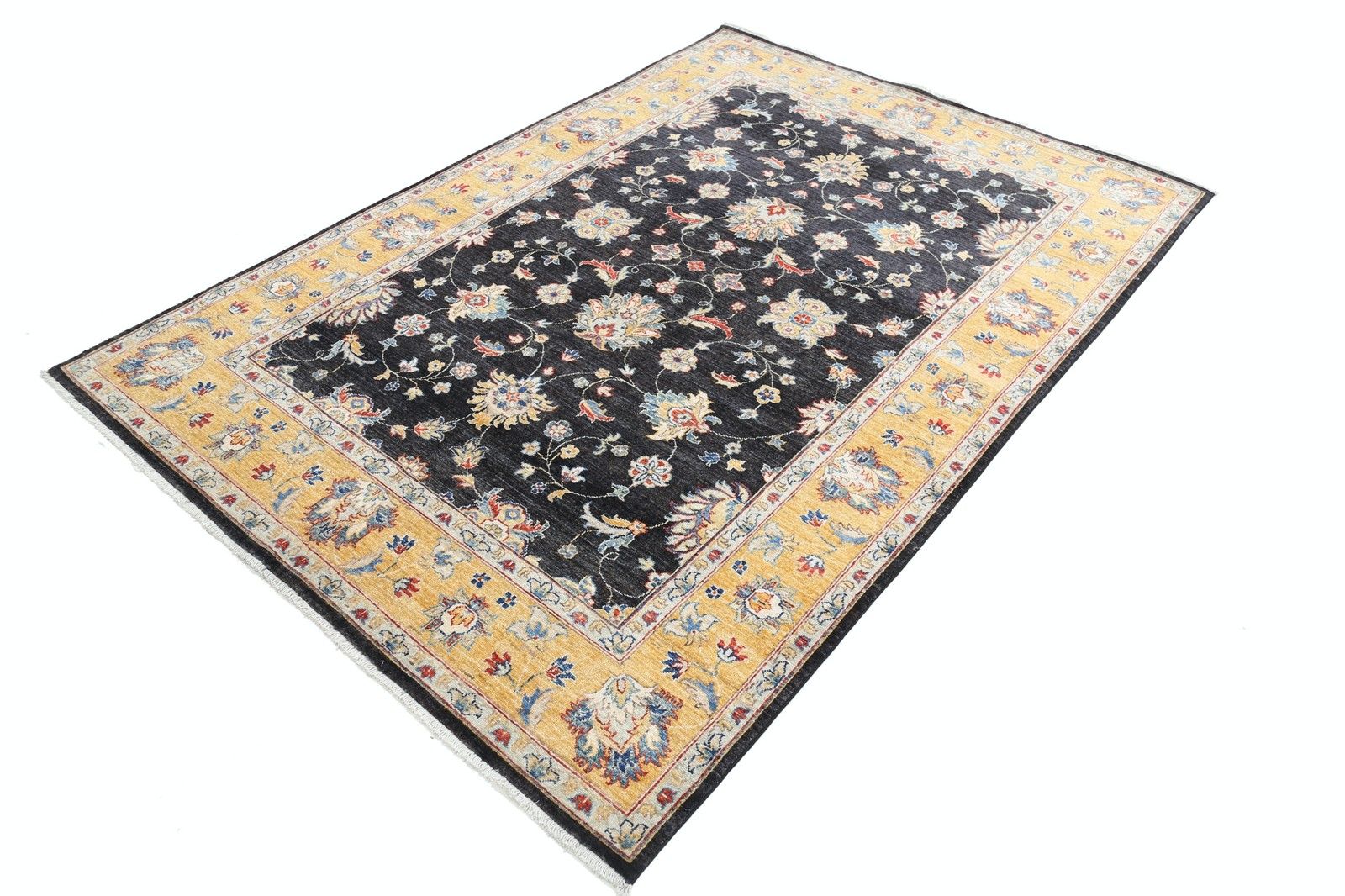Tapis à motifs floraux noué à la main, fond noir et bordure jaune moutarde, 1,68 x 2,37 m photo for sale