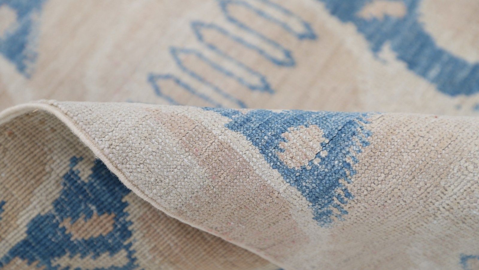 Tapis artisanal beige et bleu clair, 8 x 9,2 pi. Tapis à motif géométrique répété photo Textiles