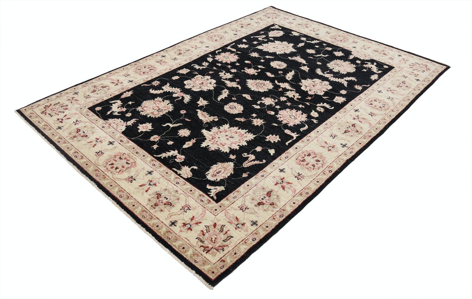 Tapis à motifs floraux noué à la main, fond noir et bordure beige, 170 x 240 cm photo furniture