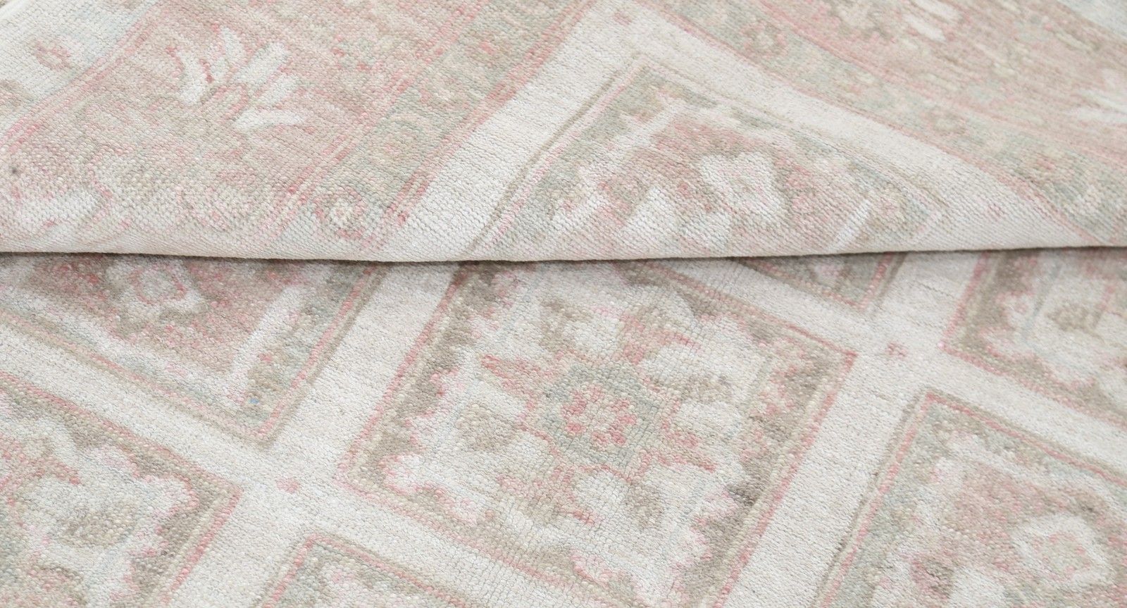 Tapis en laine noué à la main, motif à panneaux, rose poudré et ivoire - 120 x 173 cm photo Textiles