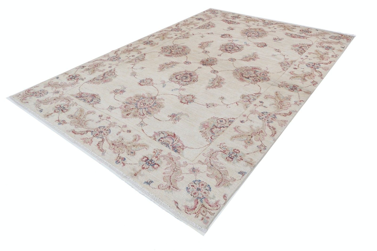 Tapis d'appoint noué à la main, beige, motif floral sur toute la surface, 120 x 180 cm. 100 % laine photo furniture