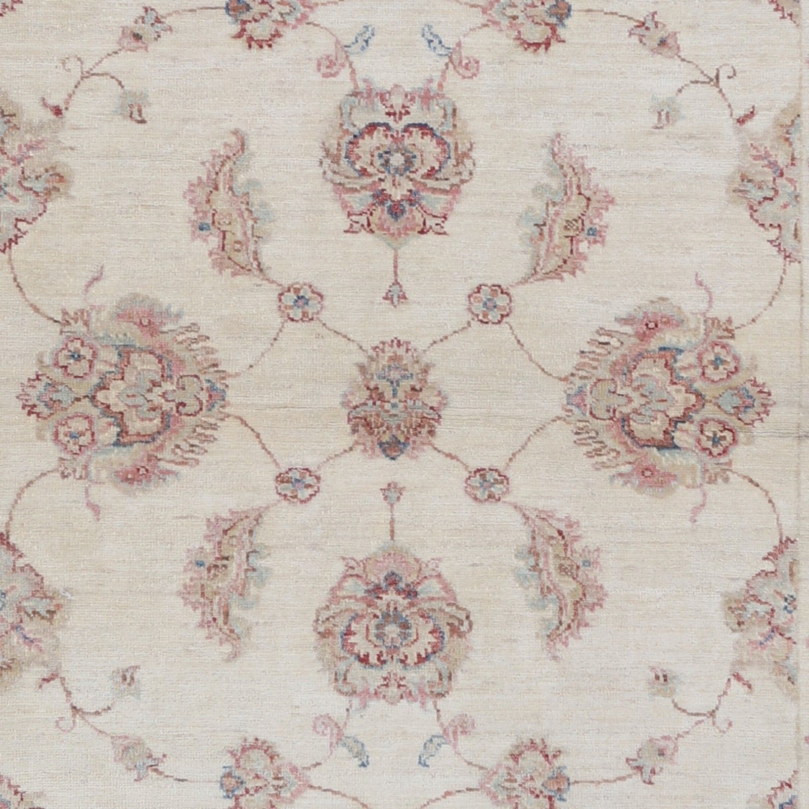 Handgeknoopt beige vloerkleed 120 x 180 cm met allover bloemmotief. 100% wol photo vinterior