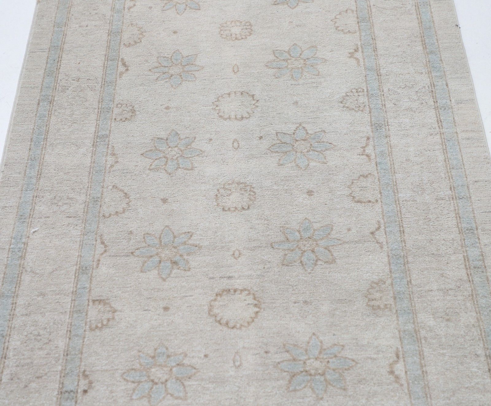 Tapis de couloir en laine beige noué à la main, 3 x 10,6 pi. Tapis de couloir floral photo for sale