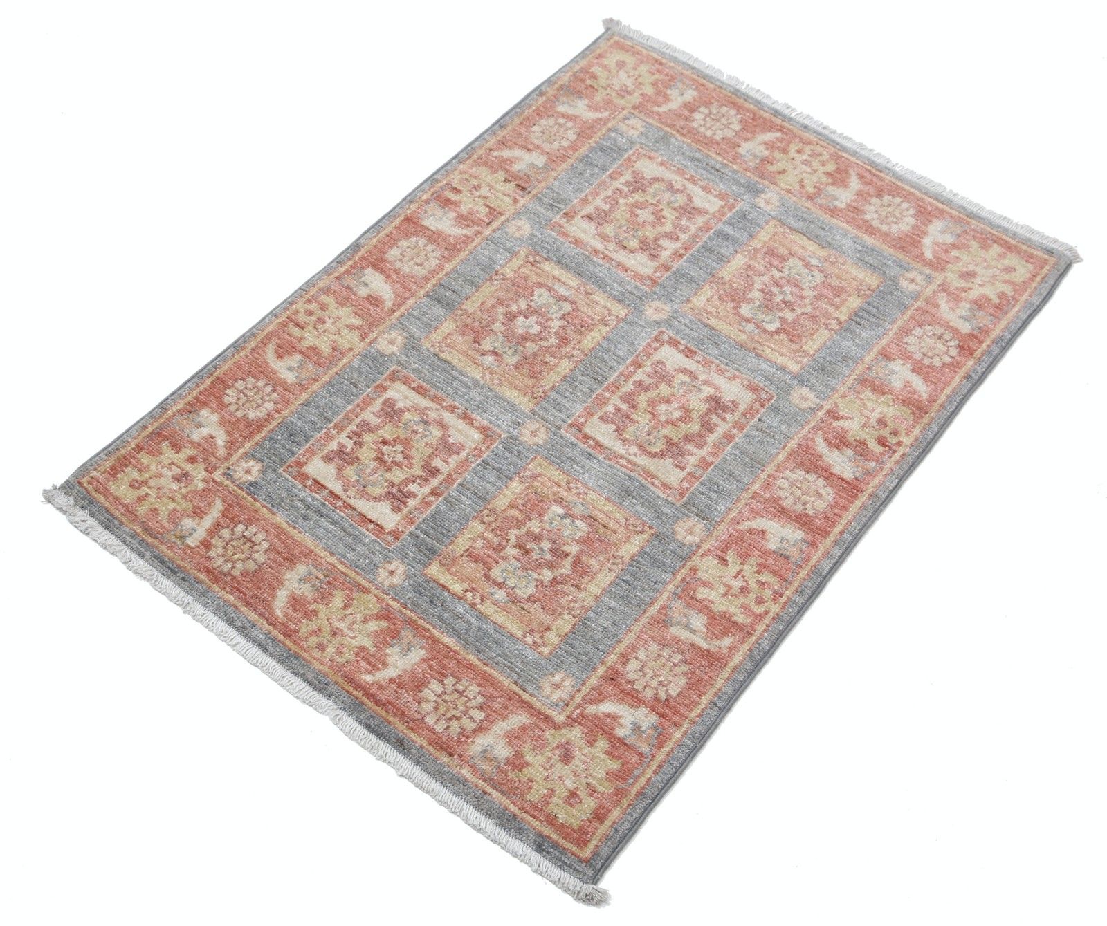 Tapis à motifs géométriques noué à la main, gris, corail et or, 67 x 97 cm photo for sale