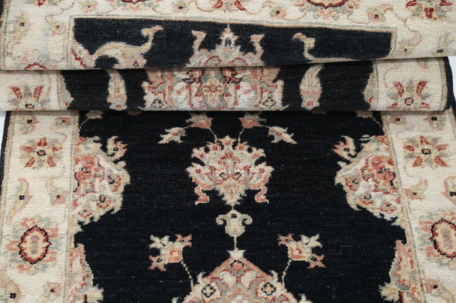 2,6 x 8,2 ft handgeknoopt loper, zwart en beige. Bloemmotief loper voor hal en gang photo for sale