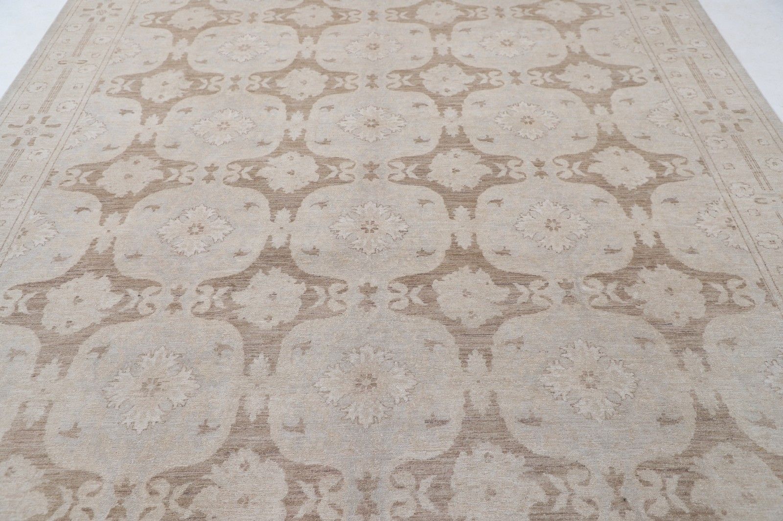 Handgeknoopt beige en taupe vloerkleed, 9x12 ft. Tapijt met herhalend bloemmotief en medaillon photo for sale