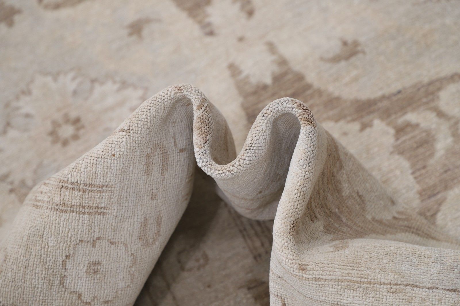 Handgeknoopt beige en taupe vloerkleed, 9x12 ft. Tapijt met herhalend bloemmotief en medaillon photo Textiel