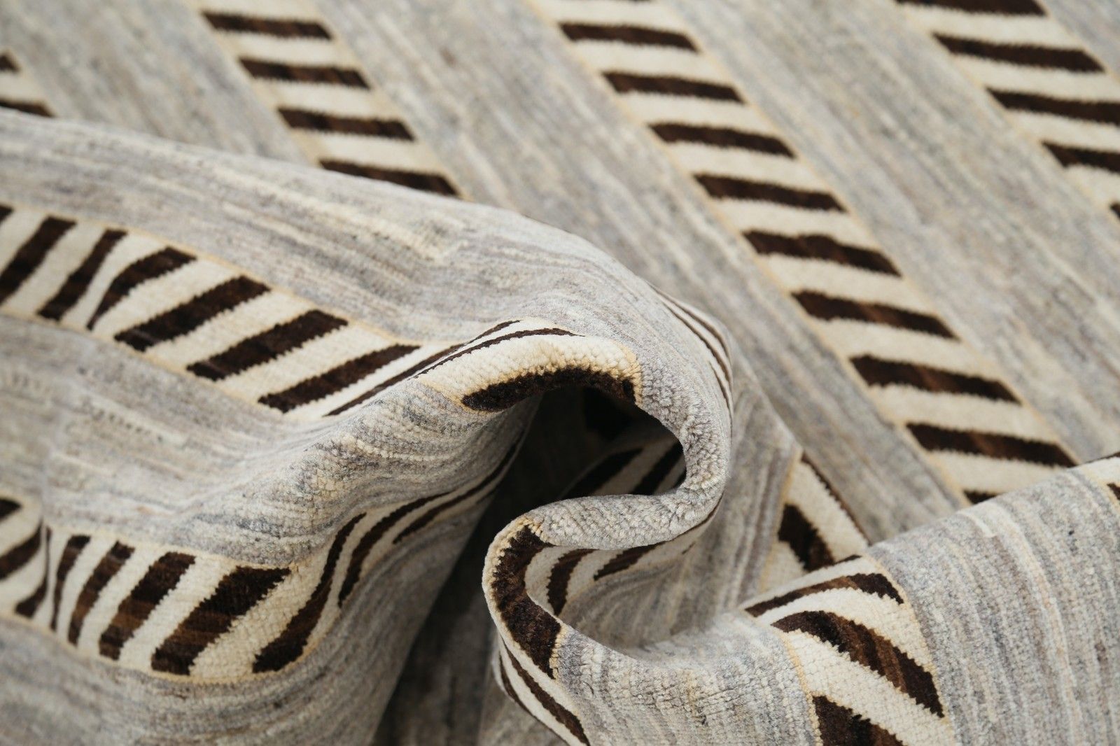 Tapis en laine noué à la main, ivoire et marron, 122 x 176 cm. Tapis d'accent géométrique à rayures photo vinterior