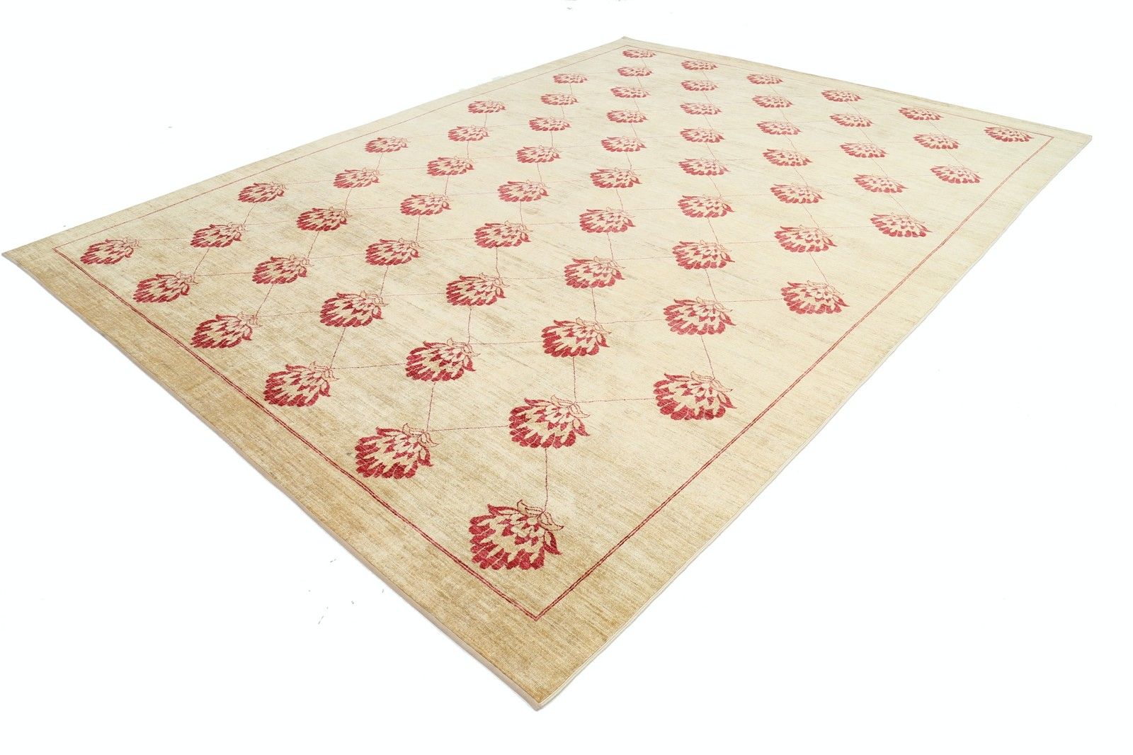 Tapis en laine beige et rouge, fait main, 2,93 x 3,97 m. Tapis à motif floral répété photo for sale