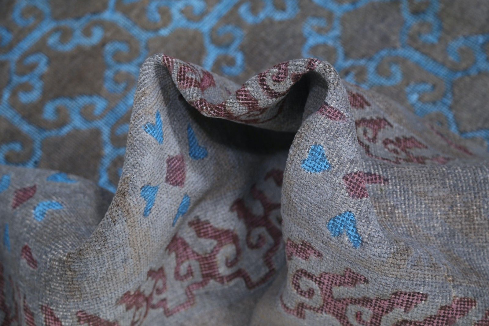 Tapis artisanal 285 x 397 cm gris, bleu et lavande, motif géométrique à treillis photo vinterior