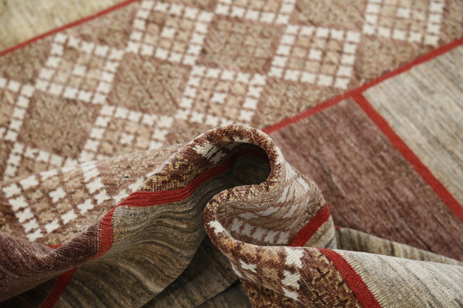 Tapis de sol fait main beige, marron et rouge à motif géométrique abstrait, 200 x 285 cm photo vinterior