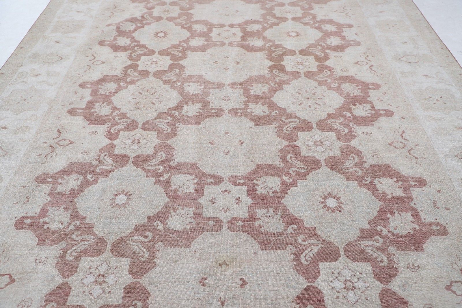 Tapis noué à la main beige et rose poudré, 270 x 366 cm. Tapis à motif floral traditionnel photo for sale