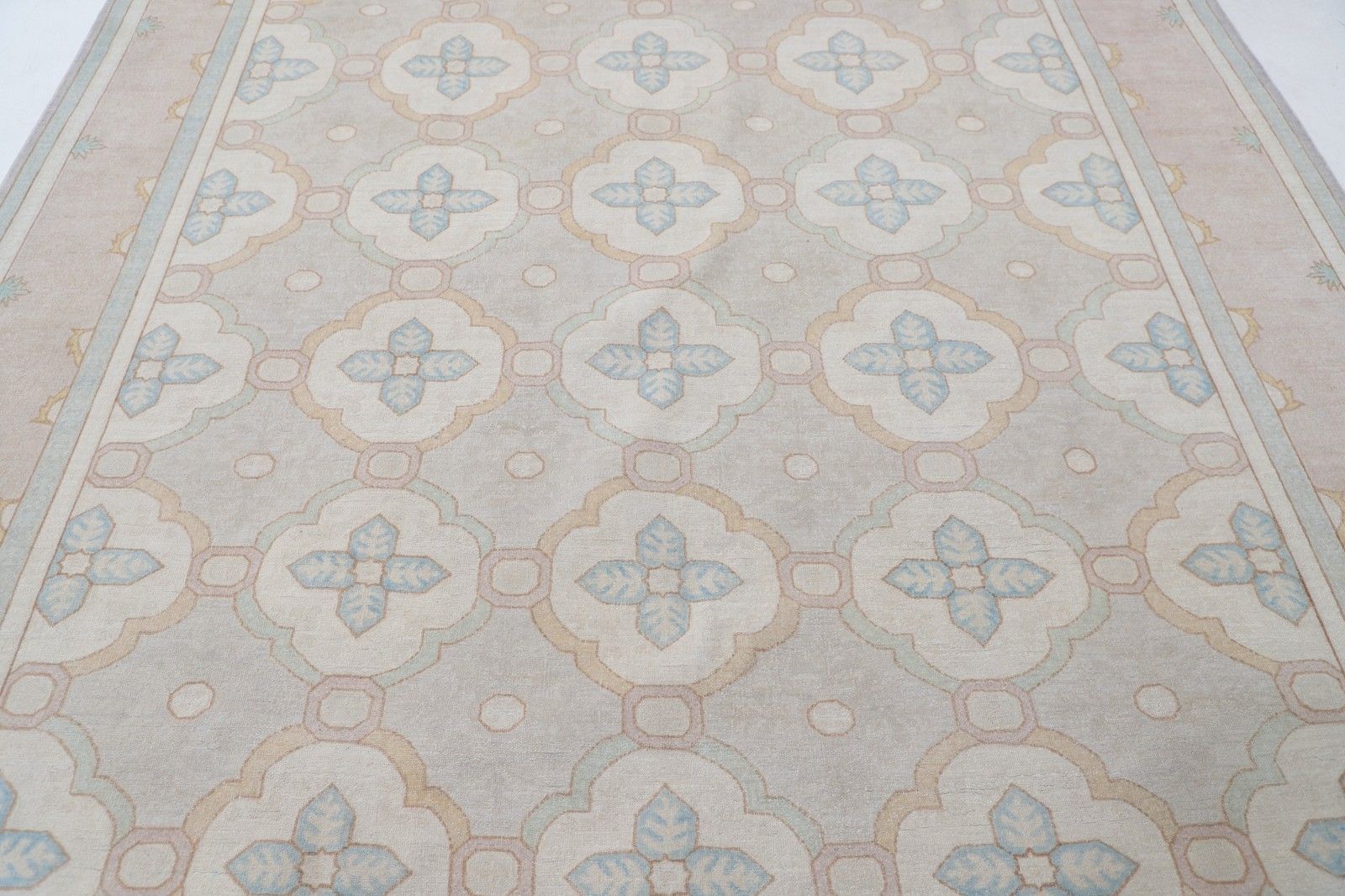 Tapis en laine noué à la main, beige, bleu clair et taupe, 242 x 300 cm - motif géométrique en treillis photo for sale
