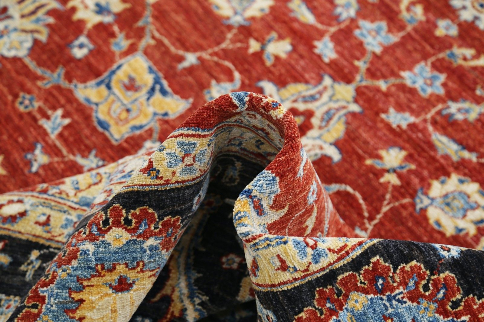 Tapis en laine noué à la main, rouge, bleu marine et beige, 2,47 x 2,88 m. Tapis traditionnel à motifs floraux photo vinterior